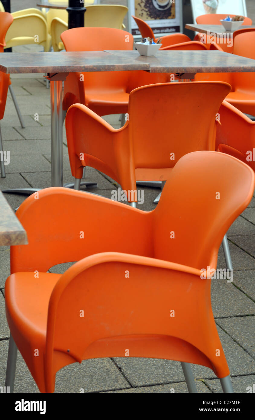 Arancione sedie in plastica Foto Stock