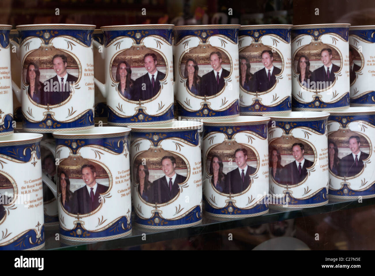 Tazze di Souvenir per il Royal Wedding tra il principe William e Kate Middleton Foto Stock