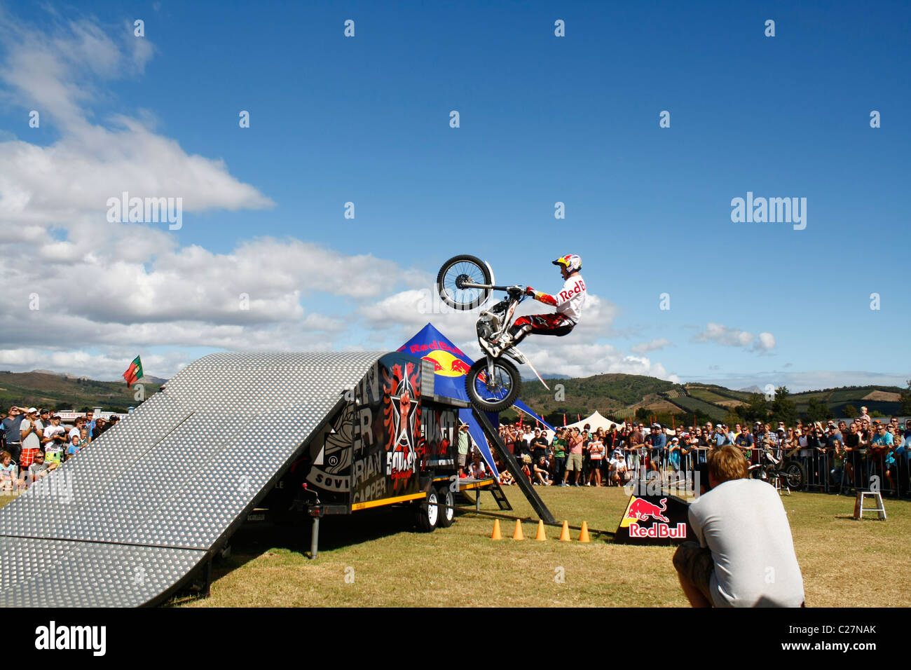 ABSA Cape Epic 2011 Red Bull Champion Rider spinge se stesso su una ripida rampa. Foto: Darryl Putter Foto Stock