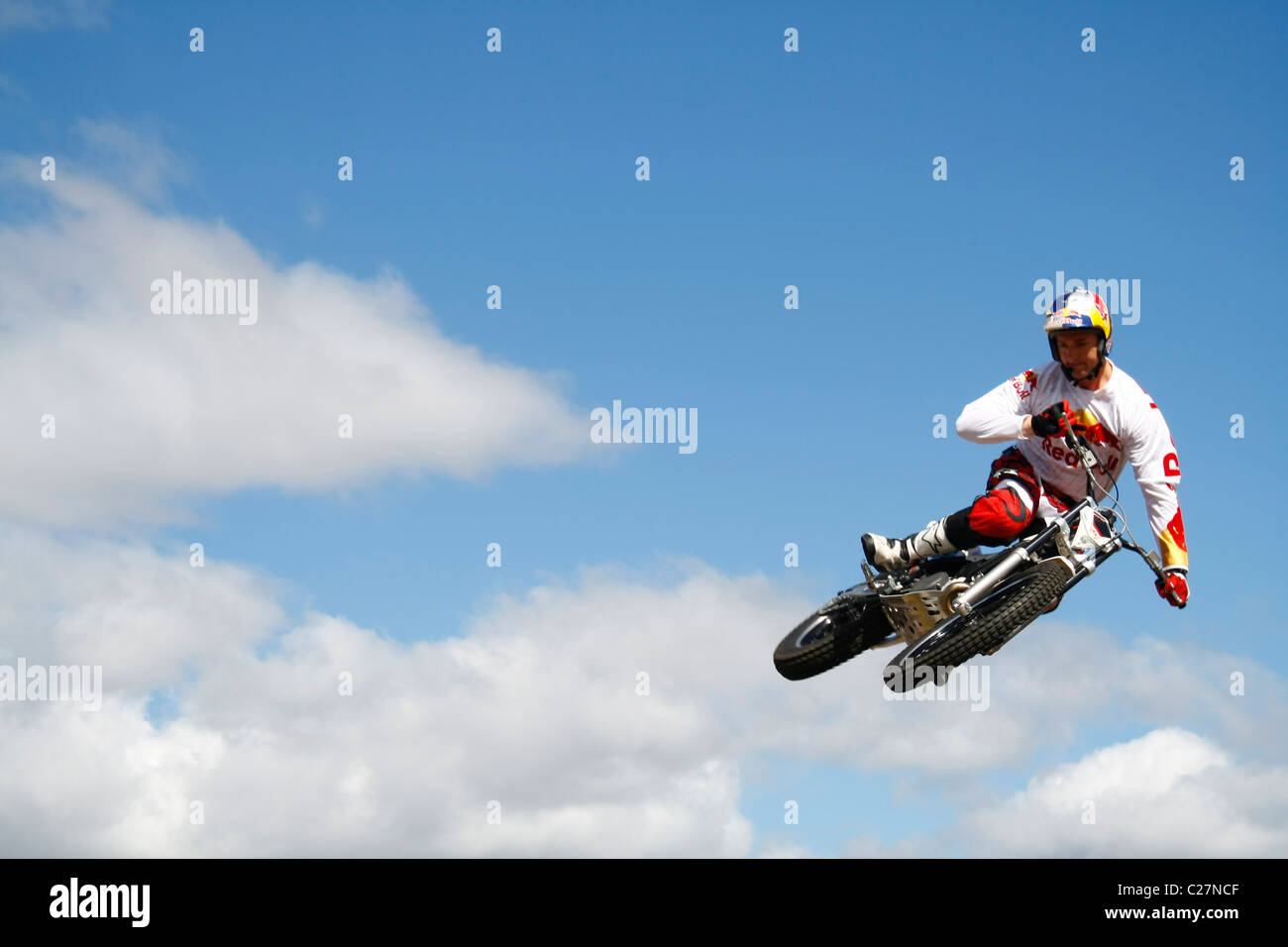 ABSA Cape Epic 2011 Red Bull Trick Champion Rider hits rampa ed è sospesa a mezz aria per momenti. Foto:Darryl Putter Foto Stock