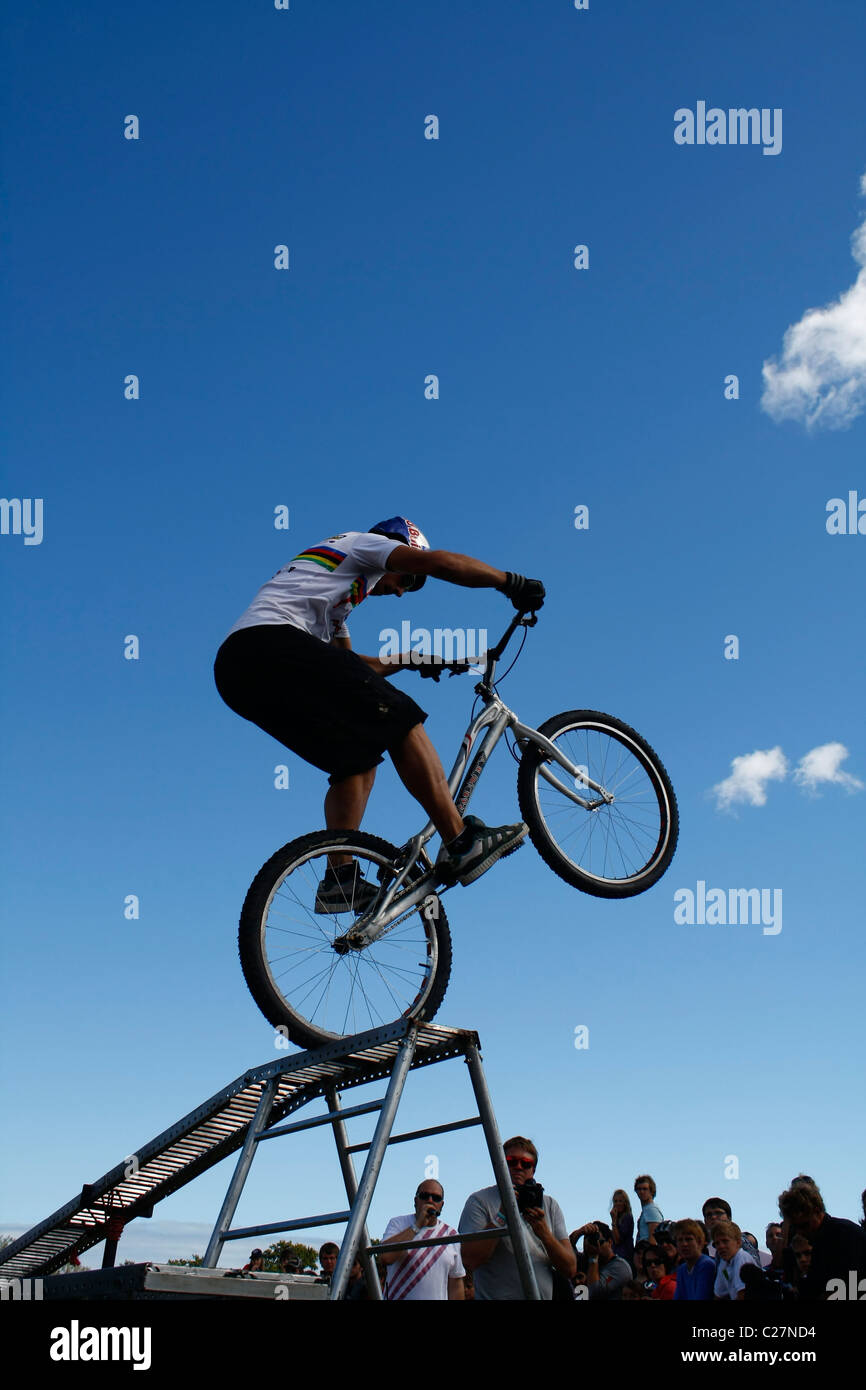ABSA Cape Epic 2011, Red Bull Trick Champion Rider ha fatto il suo modo di questa piattaforma con equilibrio perfetto. Foto:Darryl Putter Foto Stock