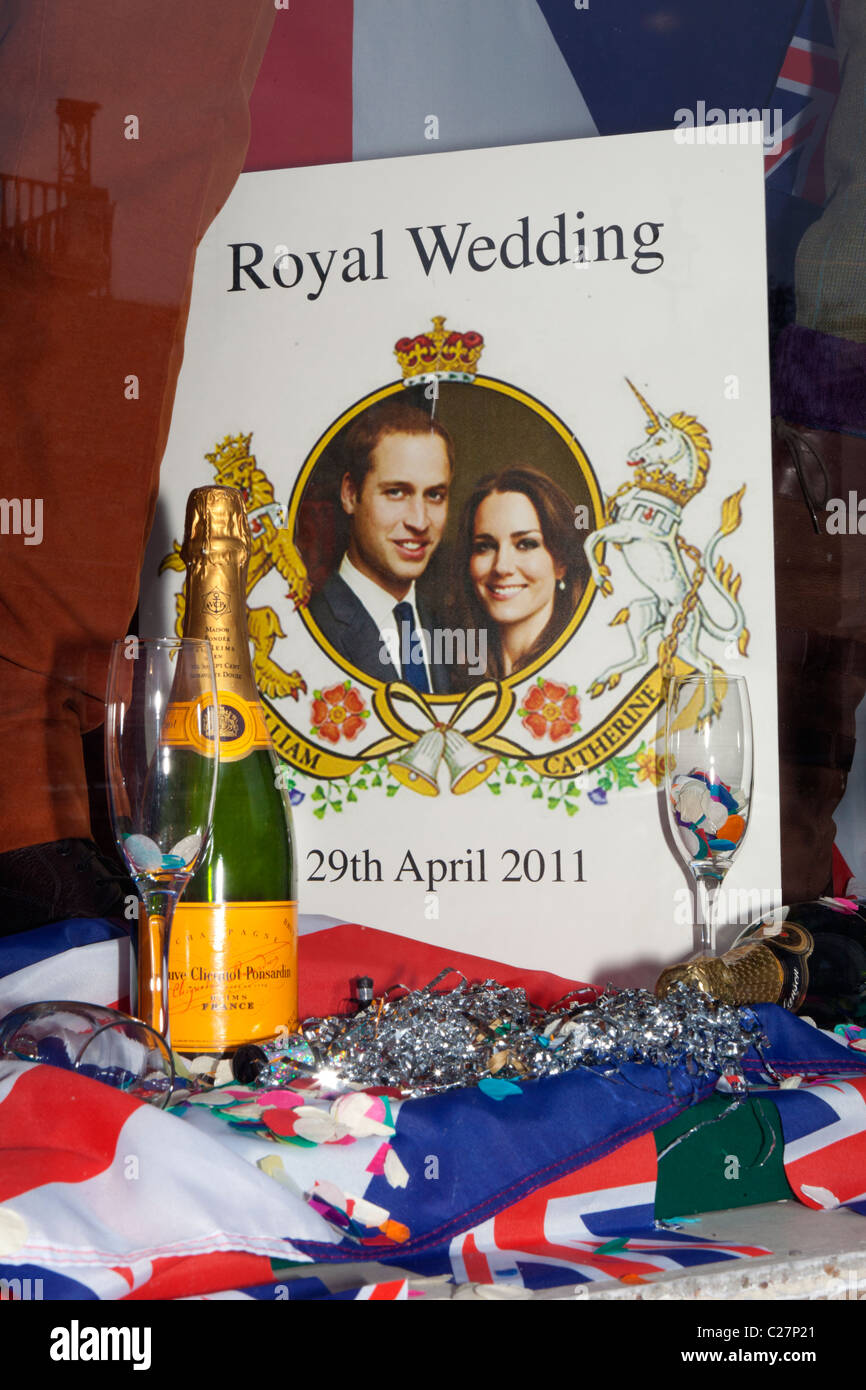 Esposizione in vetrina celebra il Royal Wedding Foto Stock