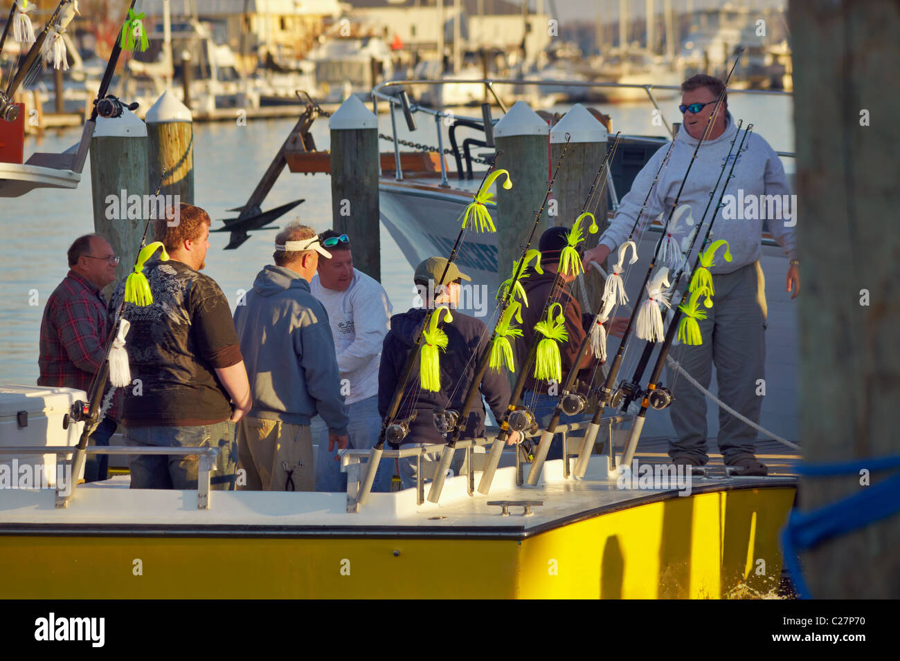 Una carta pesca in barca e il suo equipaggio tornando a Salomone Isola Cove, Maryland. Foto Stock