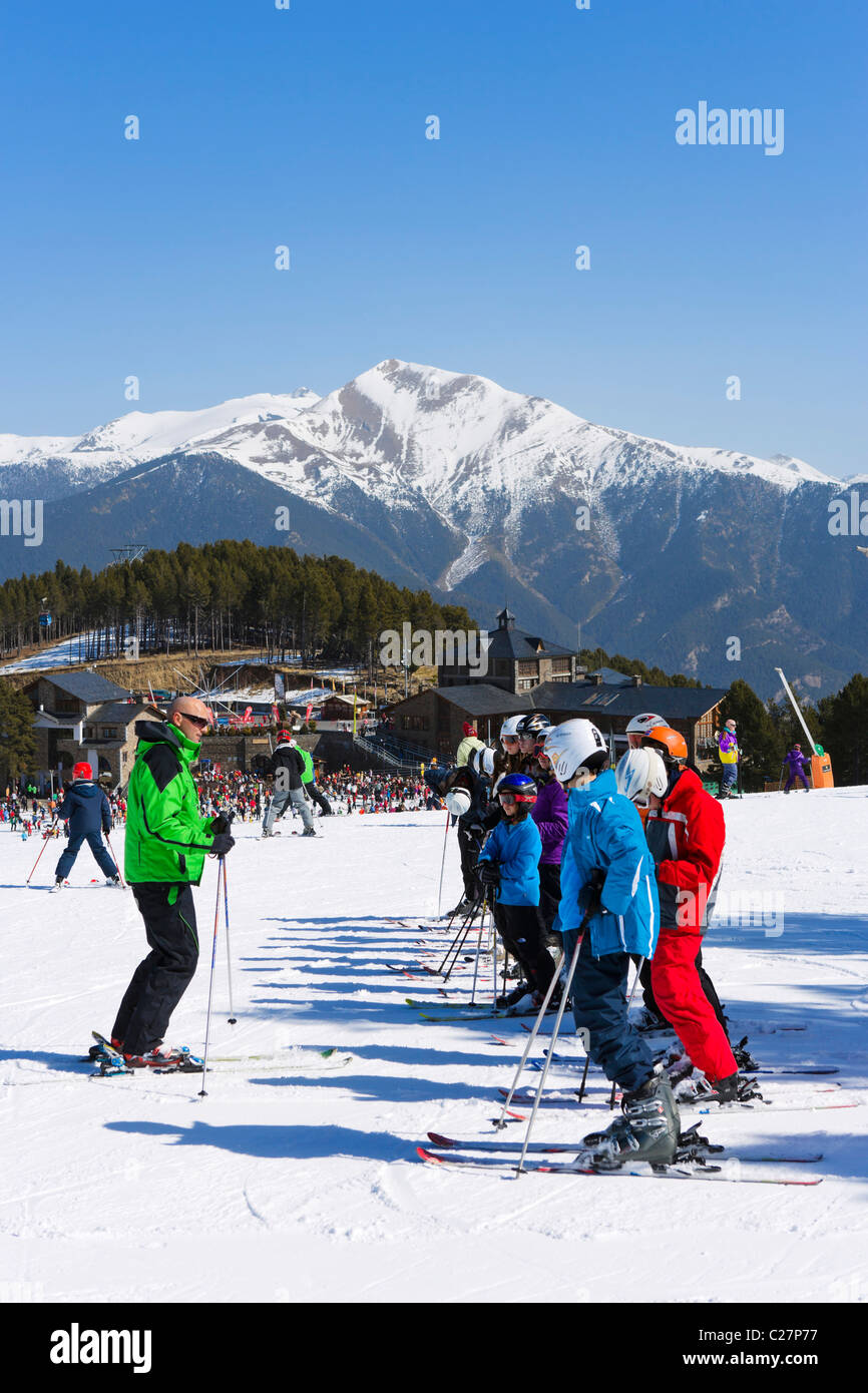 Scuola di sci su piste baby in Pal, vicino a Arinsal, Vallnord Ski Area, Andorra Foto Stock