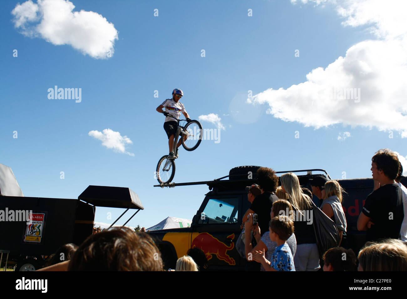 ABSA Cape Epic 2011 Red Bull Champion Rider salta circa 2.5m dal rimorchio per auto. Foto: Darryl Putter Foto Stock