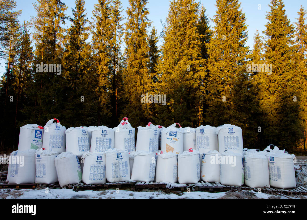 Pila di 650 kg di fertilizzante NPK ( Yara Mila ) sacchi per uso agricolo, fecondare i campi di erba e cornfields , Finlandia Foto Stock