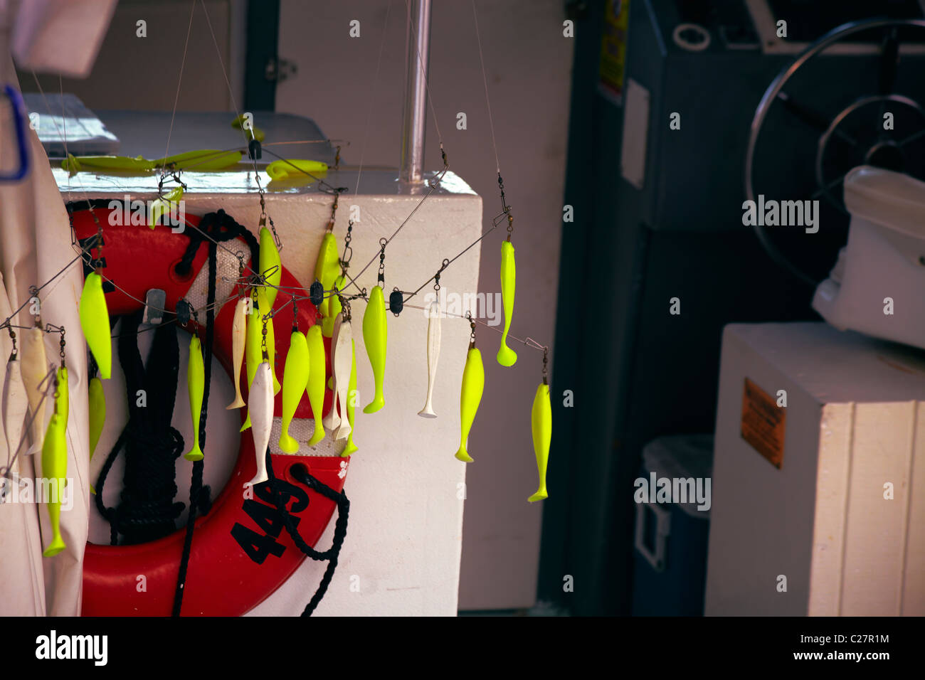 Esche Artificiali appesi in una barca da pesca, Solomon's Island, Maryland. Foto Stock