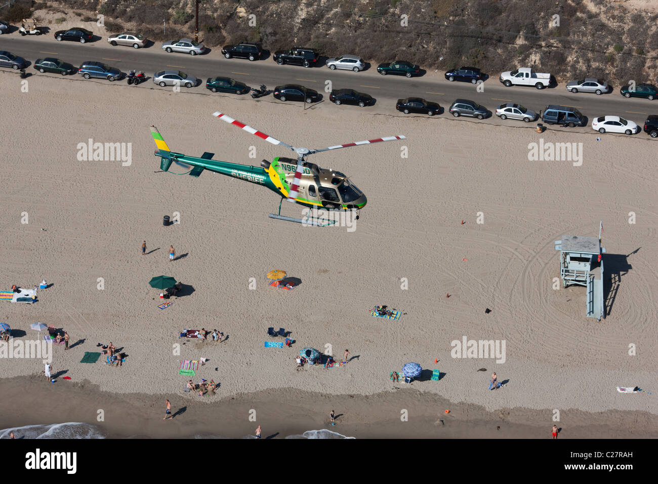 VISTA ARIA-ARIA. L'elicottero del Los Angeles Sheriff Department (as350 Eurocopter) pattuglia sulla spiaggia di Malibu, Los Angeles, California, USA. Foto Stock