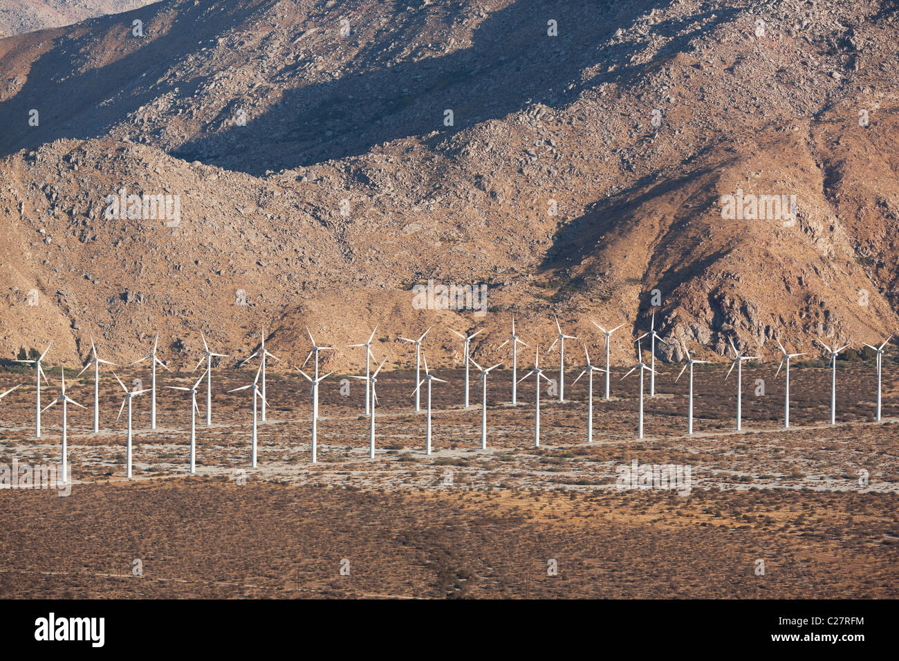 VISTA AEREA. Wind Farm di San Gorgonio Pass. Turbine eoliche vicino a Palm Springs, Riverside County, California, USA. Foto Stock