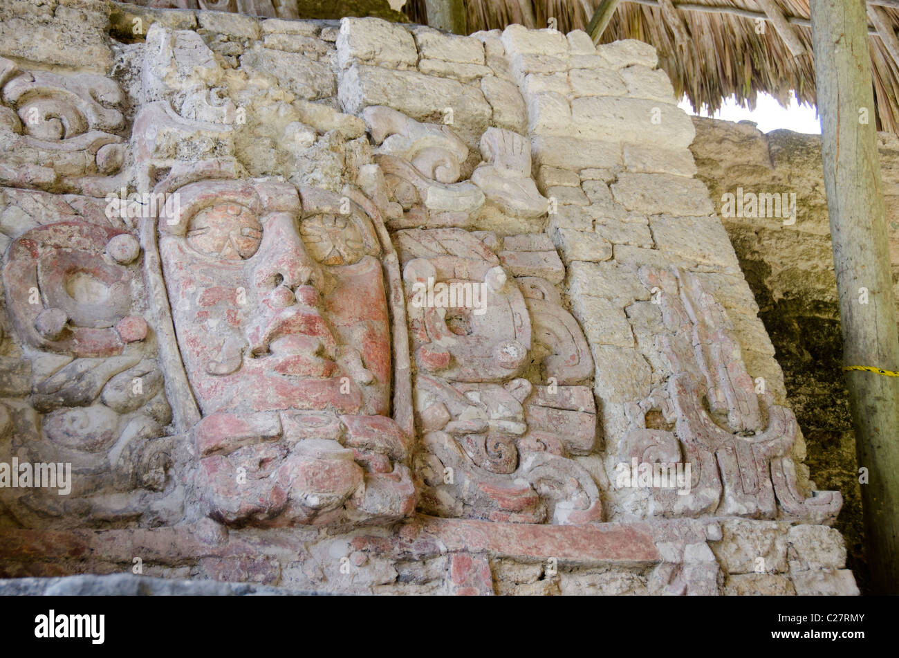 Messico, Quintana Roo, la penisola dello Yucatan vicino a Costa Maya. Kohunlich rovine Maya, piramide delle maschere Foto Stock