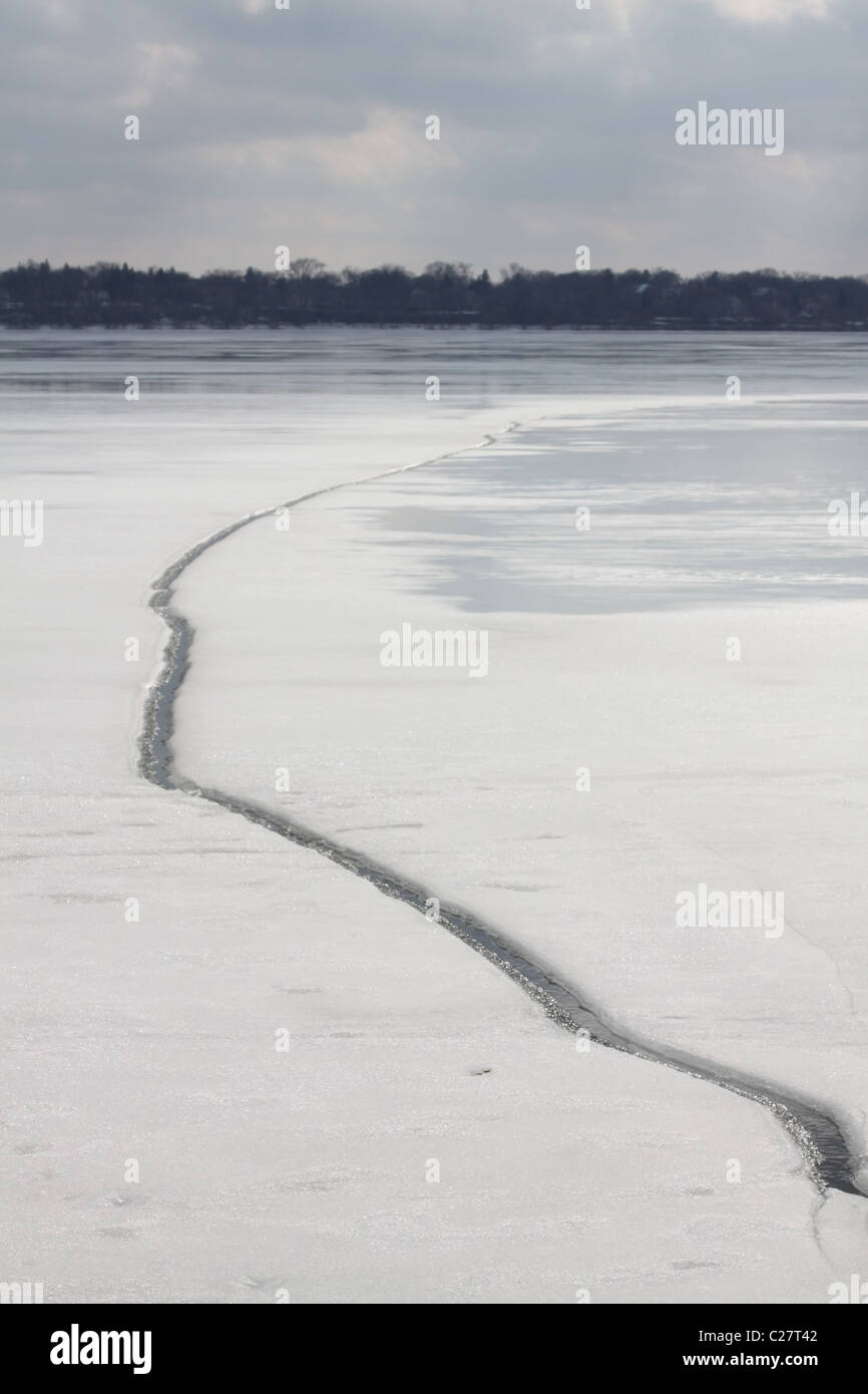 Una spaccatura del ghiaccio su un lago ghiacciato. Foto Stock