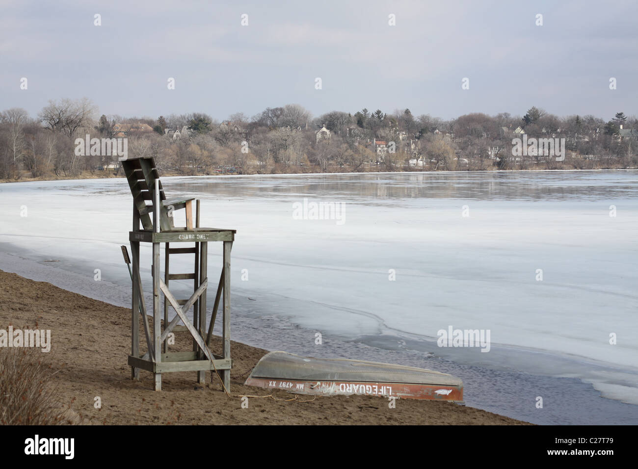 Un vuoto lifeguard stand affacciato su un lago ghiacciato di Minneapolis. Foto Stock