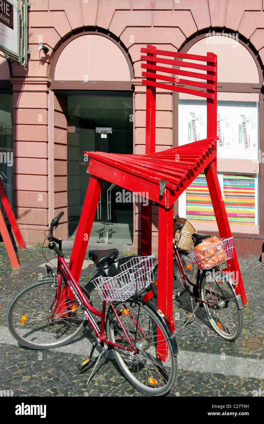 Scultura urbana che rappresenta una sedia gigante in Mainz. Germania. Foto Stock