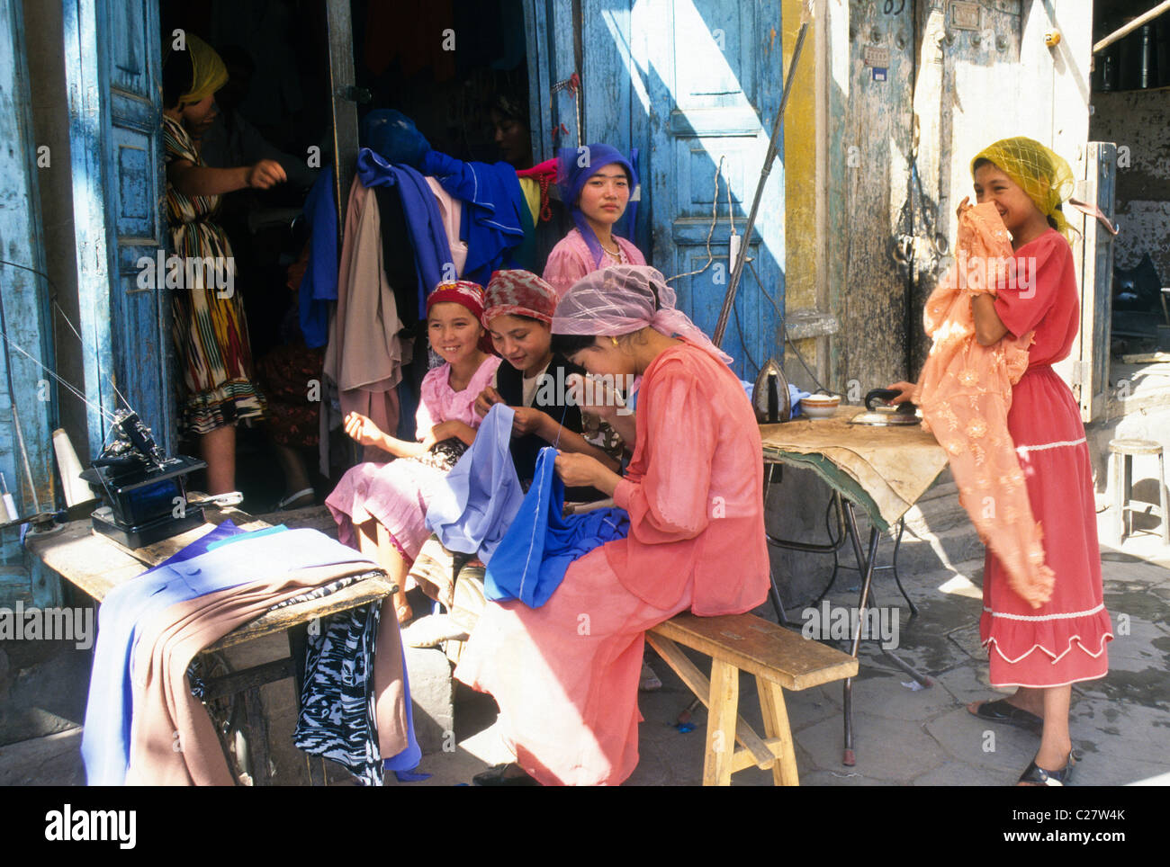 Ragazze che lavorano nella sartoria del negozio, Kashgar, Xinjiang, Cina Foto Stock