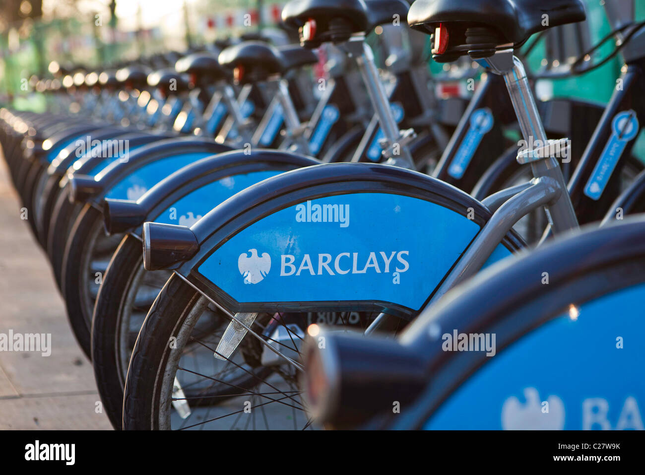 Le moto schierate in the Barclay Noleggio bici stand, Mayfair, Londra. Parte del trasporto per Londra. Foto Stock