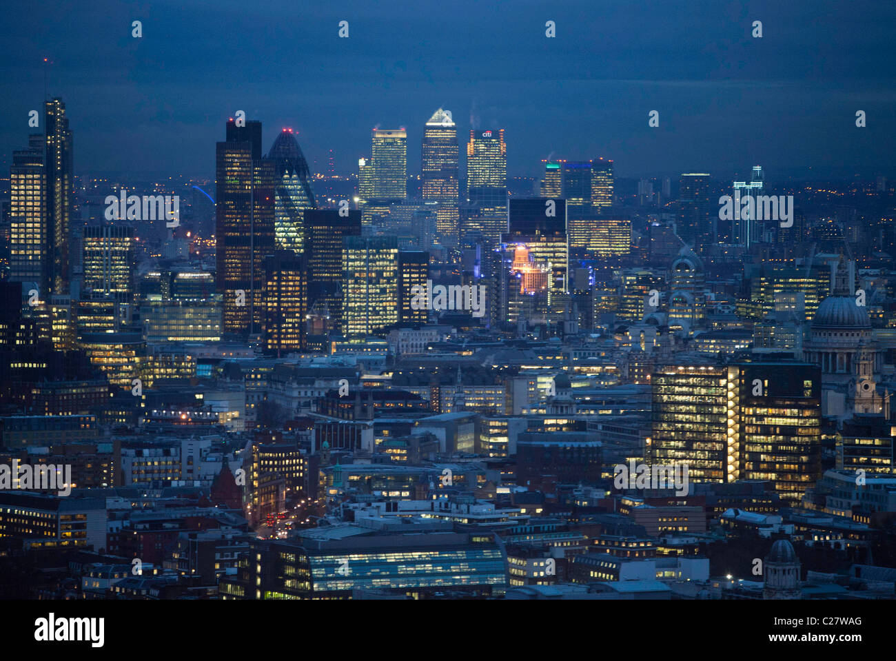 Una vista della città di Londra di notte dalla parte superiore del BT Tower. Il miglio quadrato e da Canary Wharf può essere visto. Foto Stock