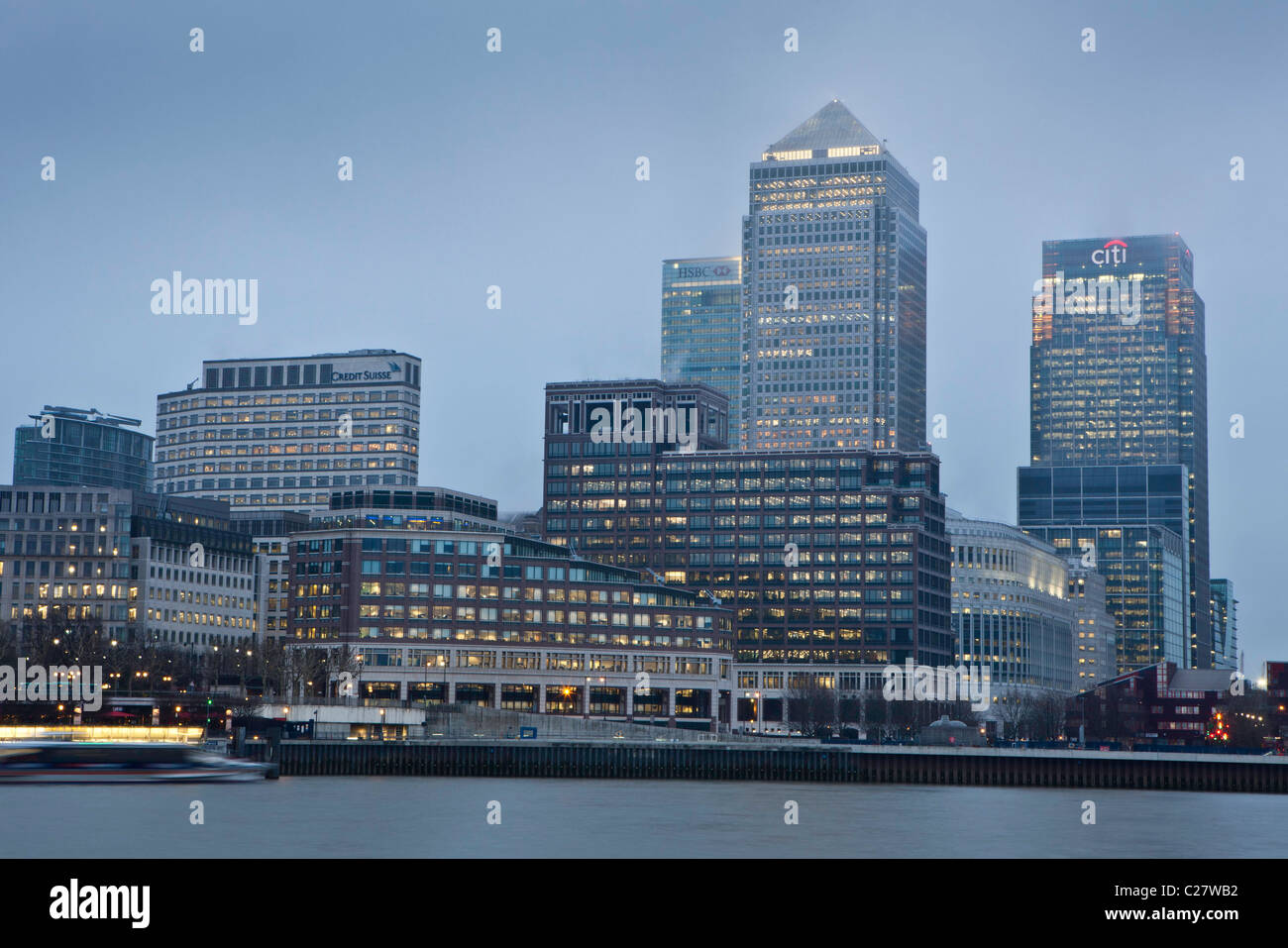 Docklands. Canary Wharf illuminata di notte, Londra. Questo è uno di Londra finanziaria e dai quartieri di affari. Foto Stock