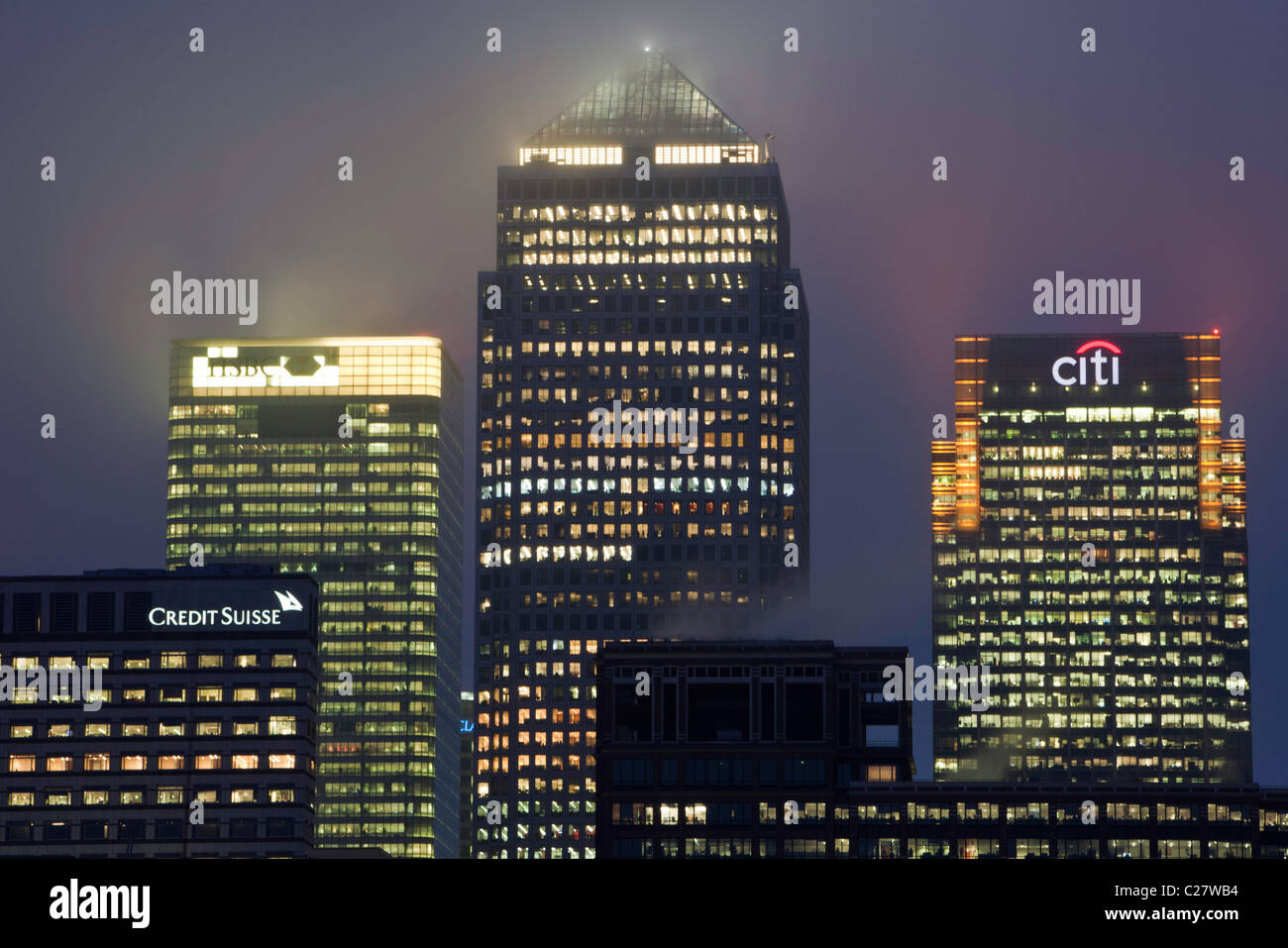 Docklands. Canary Wharf illuminata di notte, Londra. Questo è uno di Londra finanziaria e dai quartieri di affari. Foto Stock