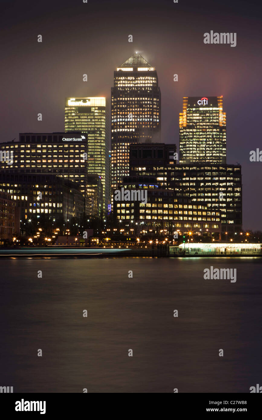 Docklands. Canary Wharf illuminata di notte, Londra. Questo è uno di Londra finanziaria e dai quartieri di affari. Foto Stock