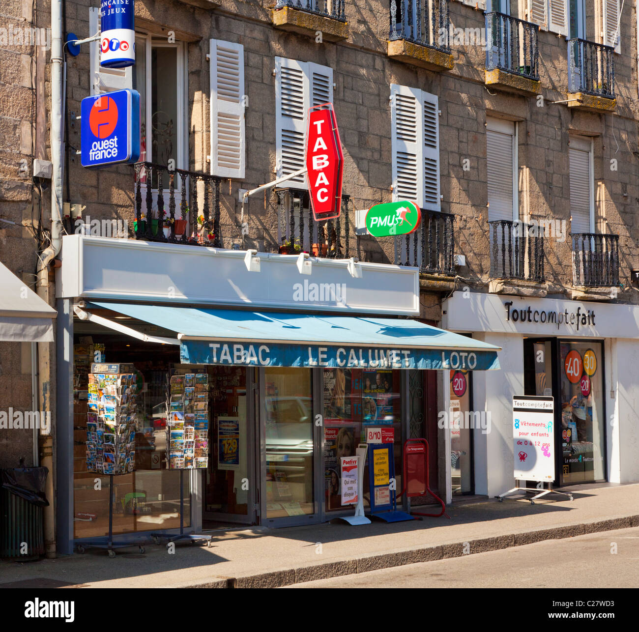 Tabac store sulla strada principale a Pontivy, Morbihan, in Bretagna, in Francia, in Europa Foto Stock