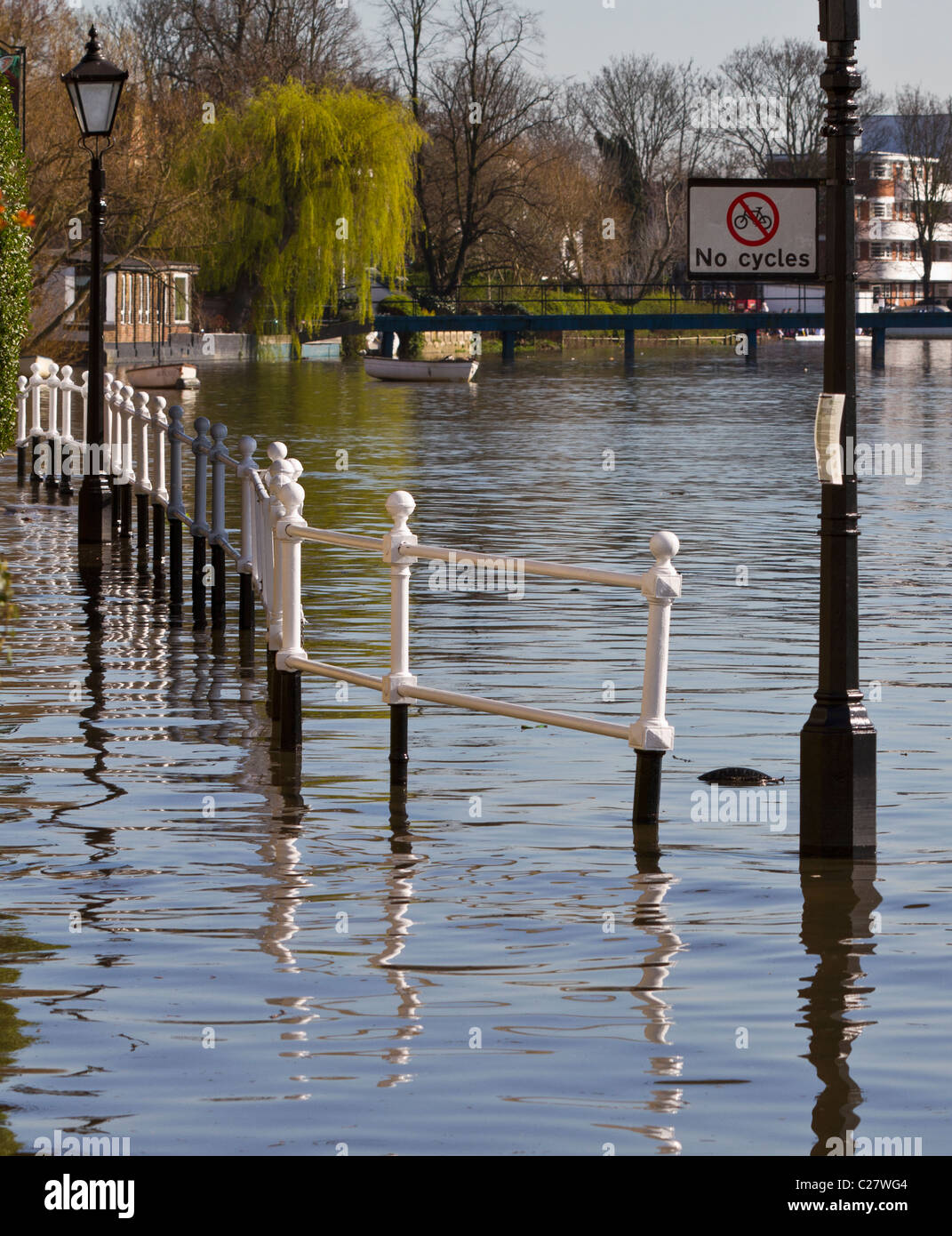 Inondati alzaia fuori città Barge pub al Strand-su-il-verde, Chiswick, ad alta marea vicino all'equinozio di primavera Foto Stock