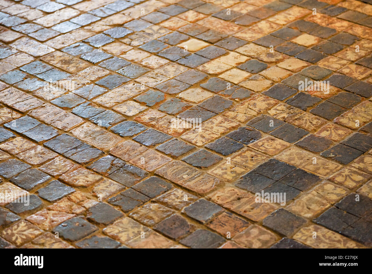 Dettaglio del medievale originale pavimentazione mosaico presso il Château de Suscinio, Morbihan, in Bretagna, in Francia, in Europa Foto Stock