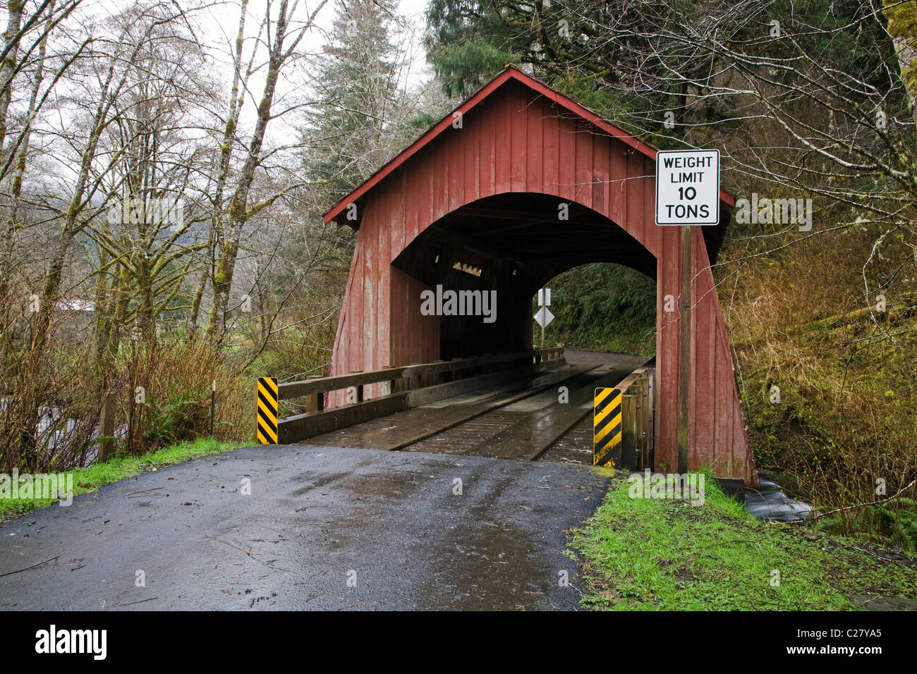 Il Yachats ponte coperto sul fiume Yachats in Western Oregon Foto Stock