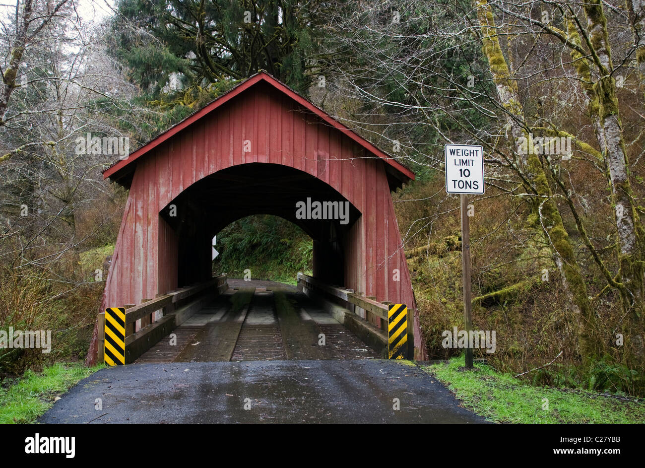 Il Yachats ponte coperto sul fiume Yachats in Western Oregon Foto Stock