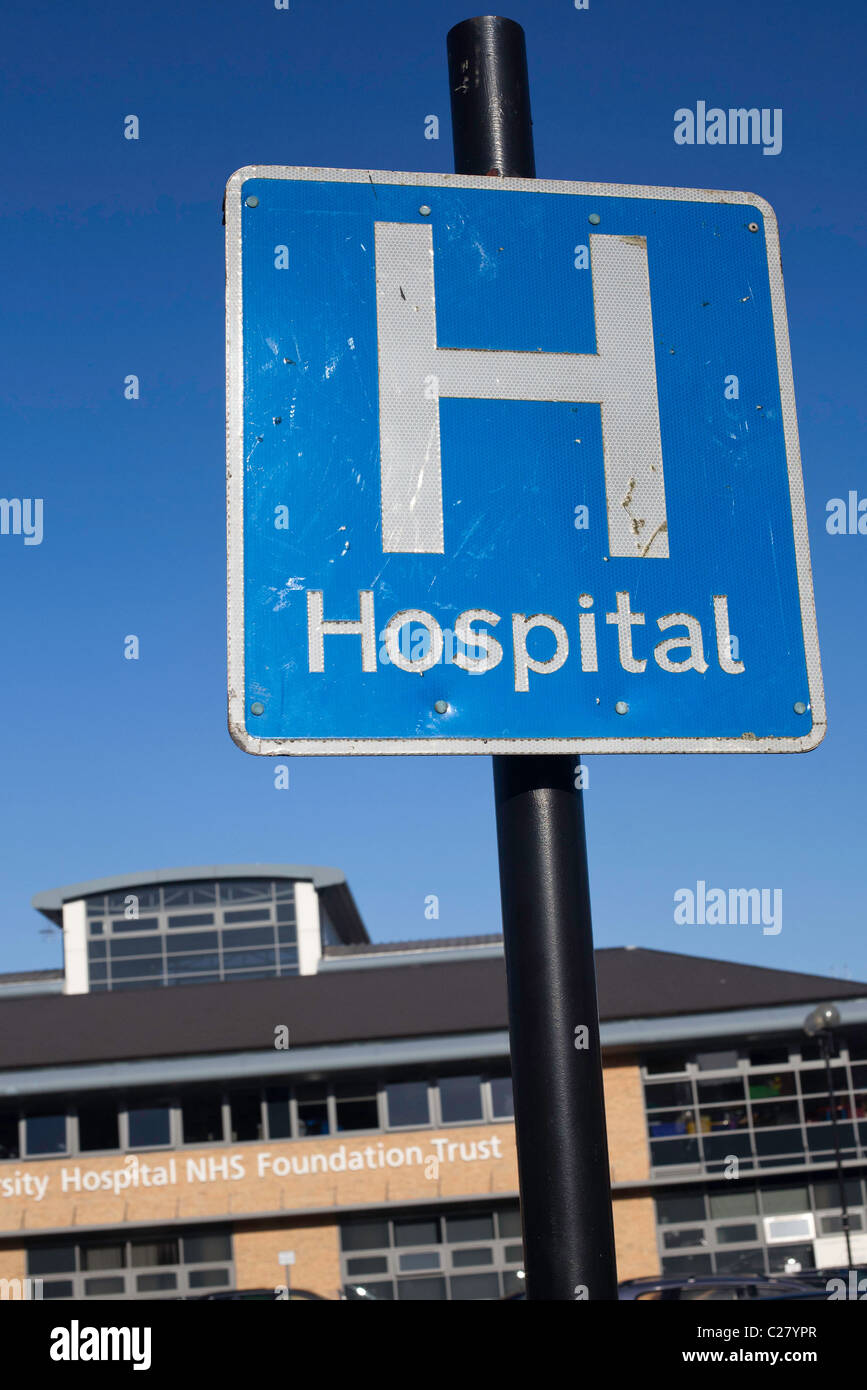 Segno dell'ospedale al di fuori di un ospedale di NHS. Foto Stock