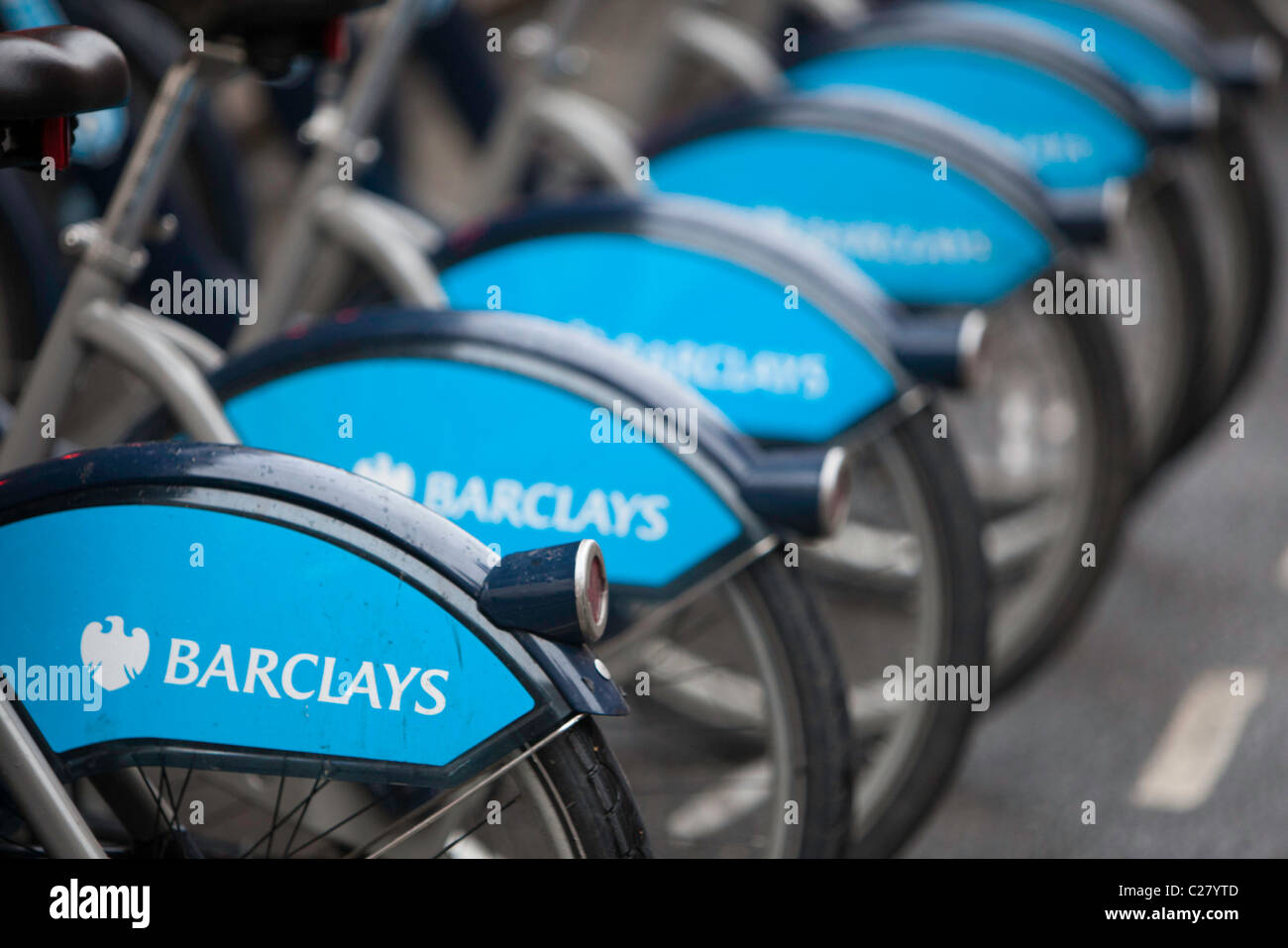 Le moto schierate in the Barclay Noleggio bici stand. Parte del trasporto per Londra. Foto Stock