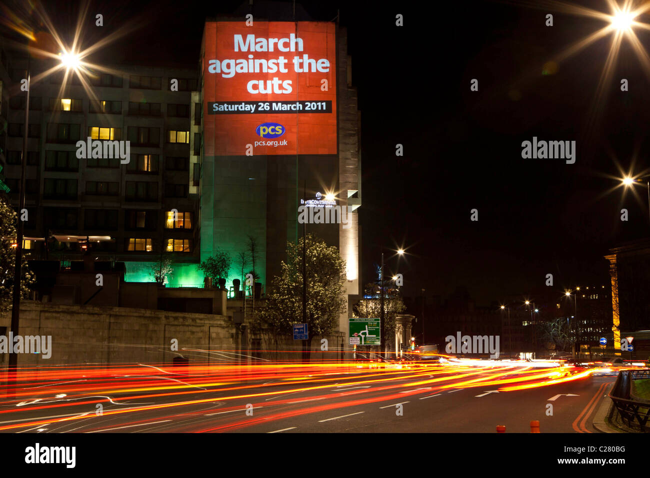 Pc progetto di unione degli edifici di Londra con anti taglio slogan e incoraggiato la gente a partecipare al TUC Marzo. Intercontinental Hotel. Foto Stock