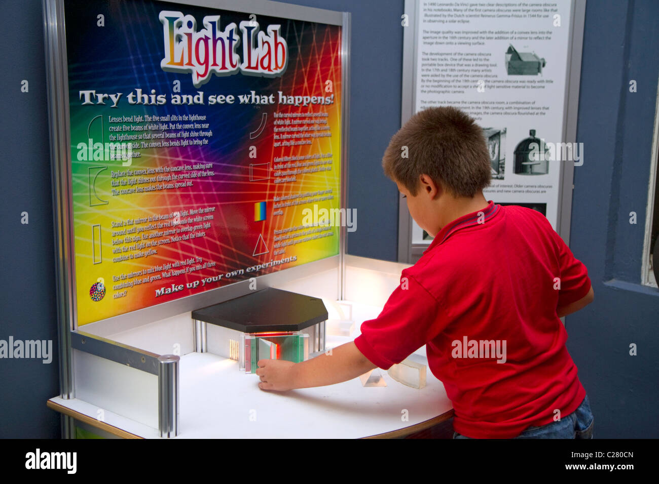Boy utilizzando una mostra interattiva presso la Gulf Coast Exploreum Science Center di Mobile, Alabama, Stati Uniti d'America. Foto Stock