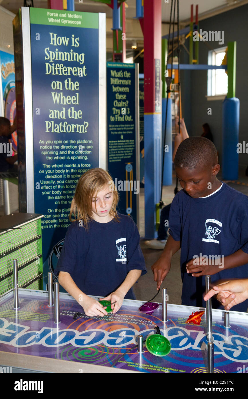I bambini con una mostra interattiva presso la Gulf Coast Exploreum Science Center di Mobile, Alabama, Stati Uniti d'America. Foto Stock