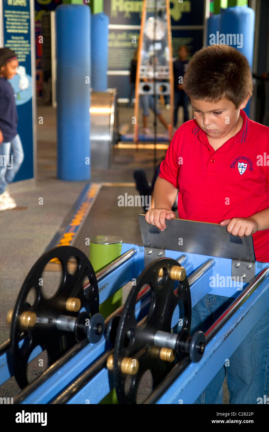 Boy utilizzando una mostra interattiva presso la Gulf Coast Exploreum Science Center di Mobile, Alabama, Stati Uniti d'America. Foto Stock