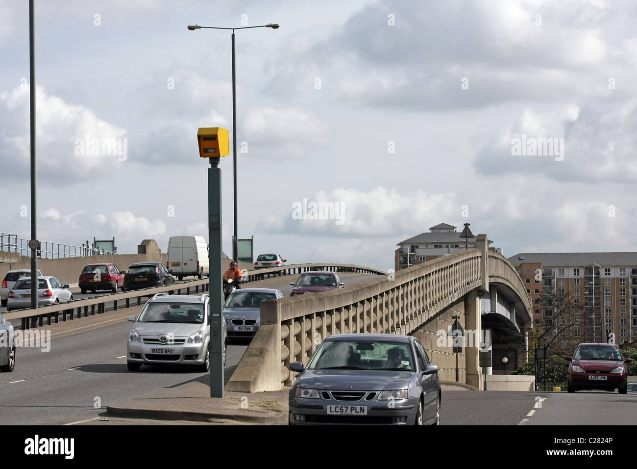 Vetture passando a un autovelox a Londra in Inghilterra Foto Stock