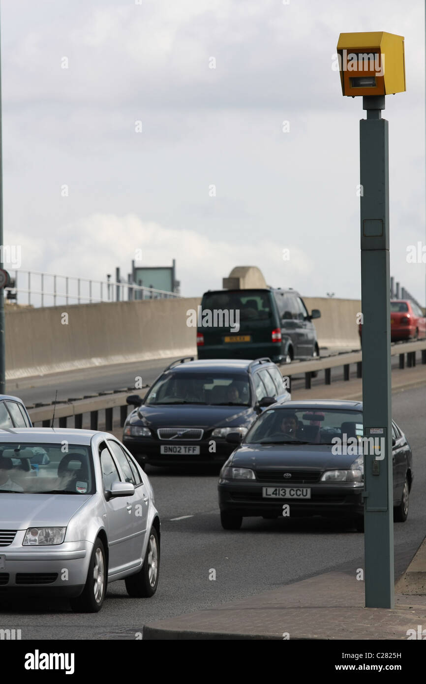 Vetture passando a un autovelox a Londra in Inghilterra Foto Stock