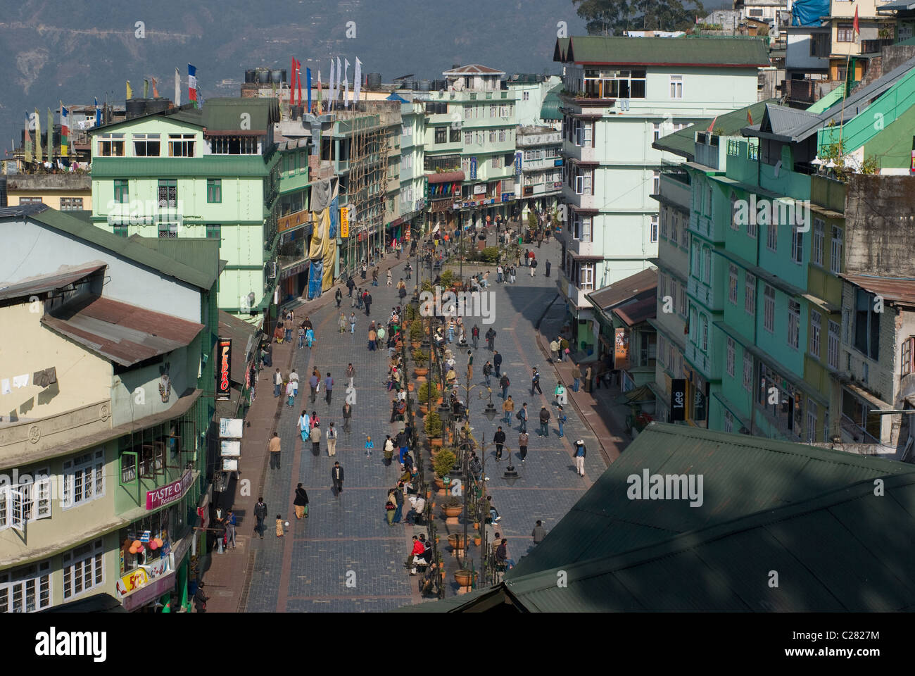 Sunny strada pedonale principale di Gangtok in un giorno occupato Foto Stock