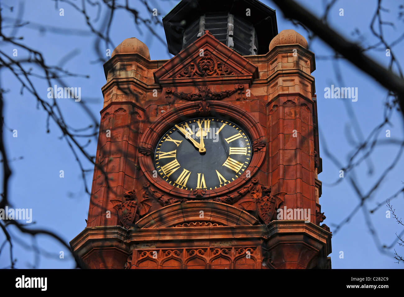 Grande Orologio che mostra il tempo a Preston Park clocktower a Brighton Regno Unito Foto Stock