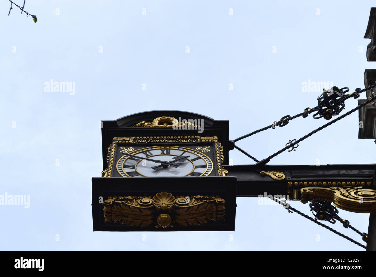 Orologio del Municipio della Città Vecchia, Chelsea, King's Road, London, Regno Unito ARTIFEX LUCIS Foto Stock