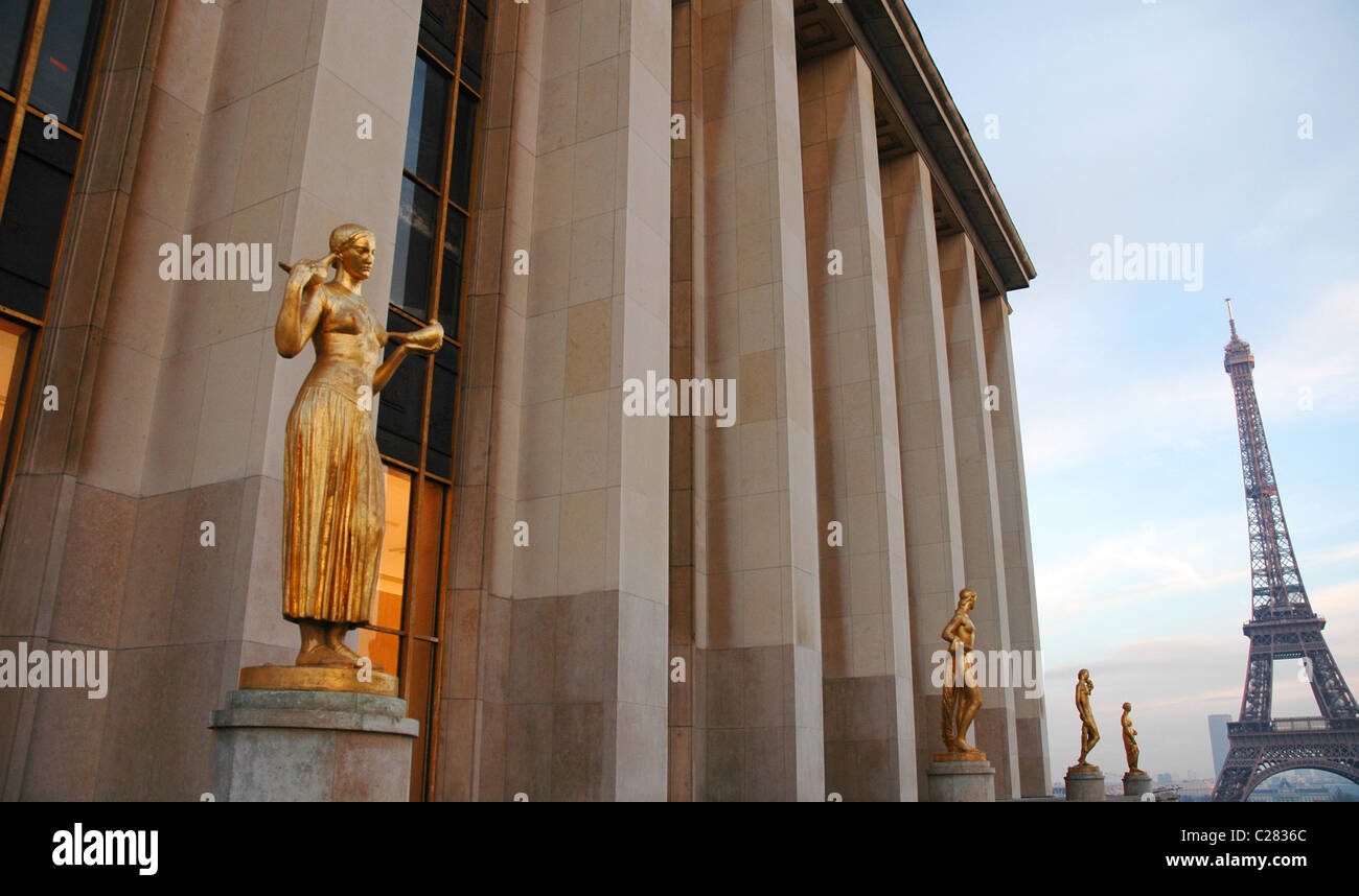 Torre Eiffel, vista dal Palais Chaillot, Trocadéro, colonne e statua, Parigi. Francia Foto Stock