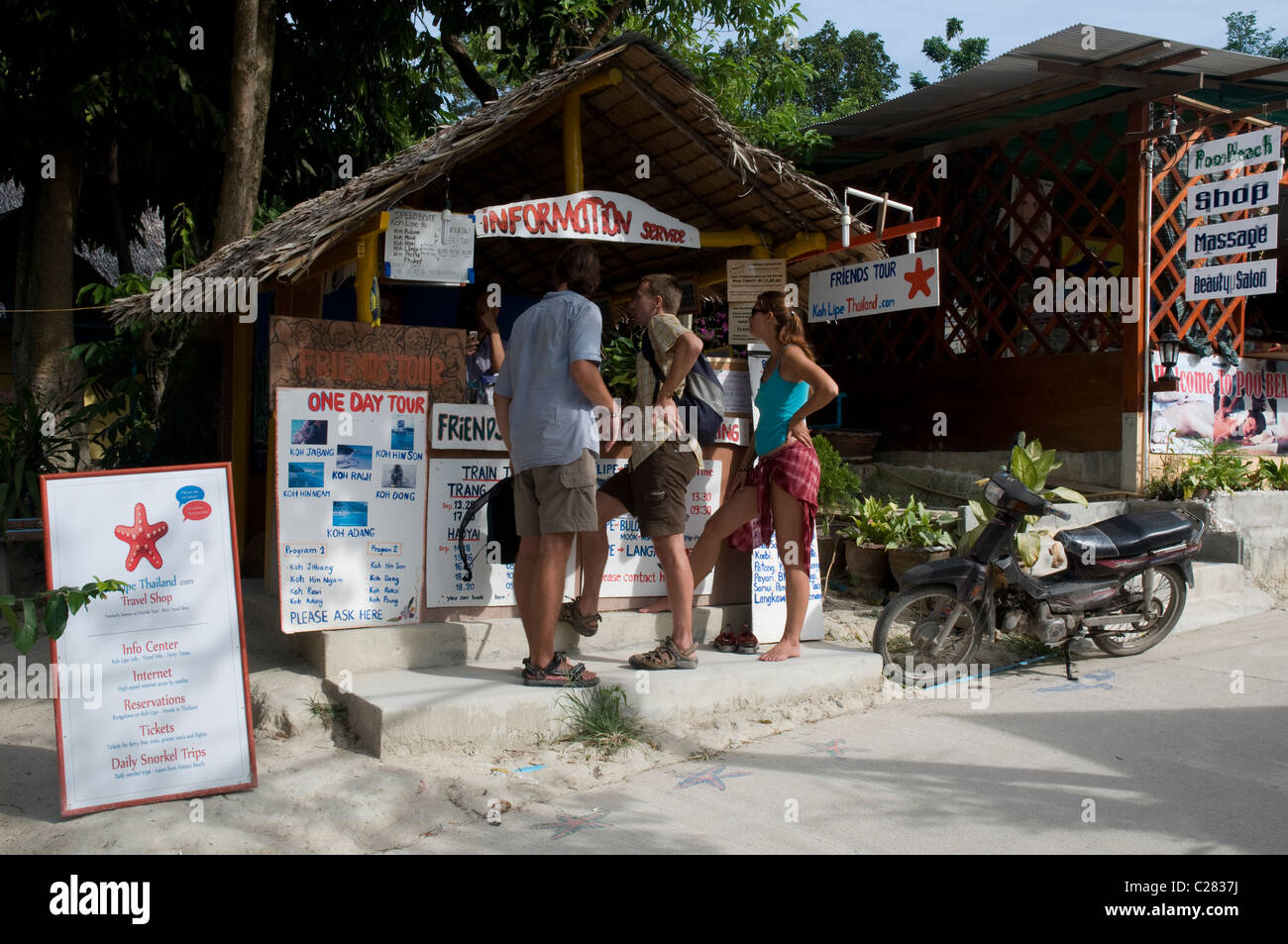 I turisti prenotazione escursioni presso il chiosco, Koh Lipe, Thailandia Foto Stock