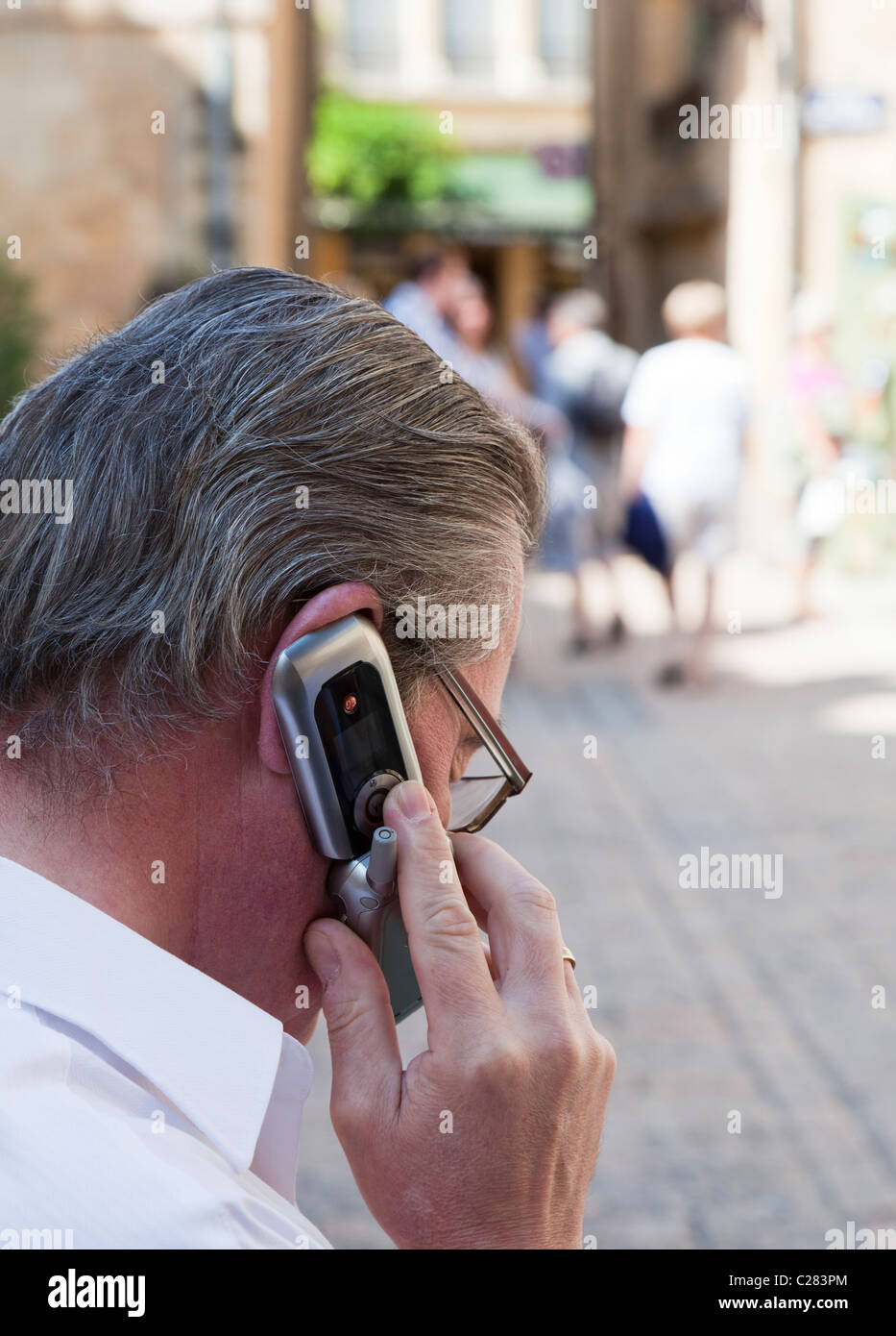 Uomo che utilizza un cellulare in street Francia Foto Stock