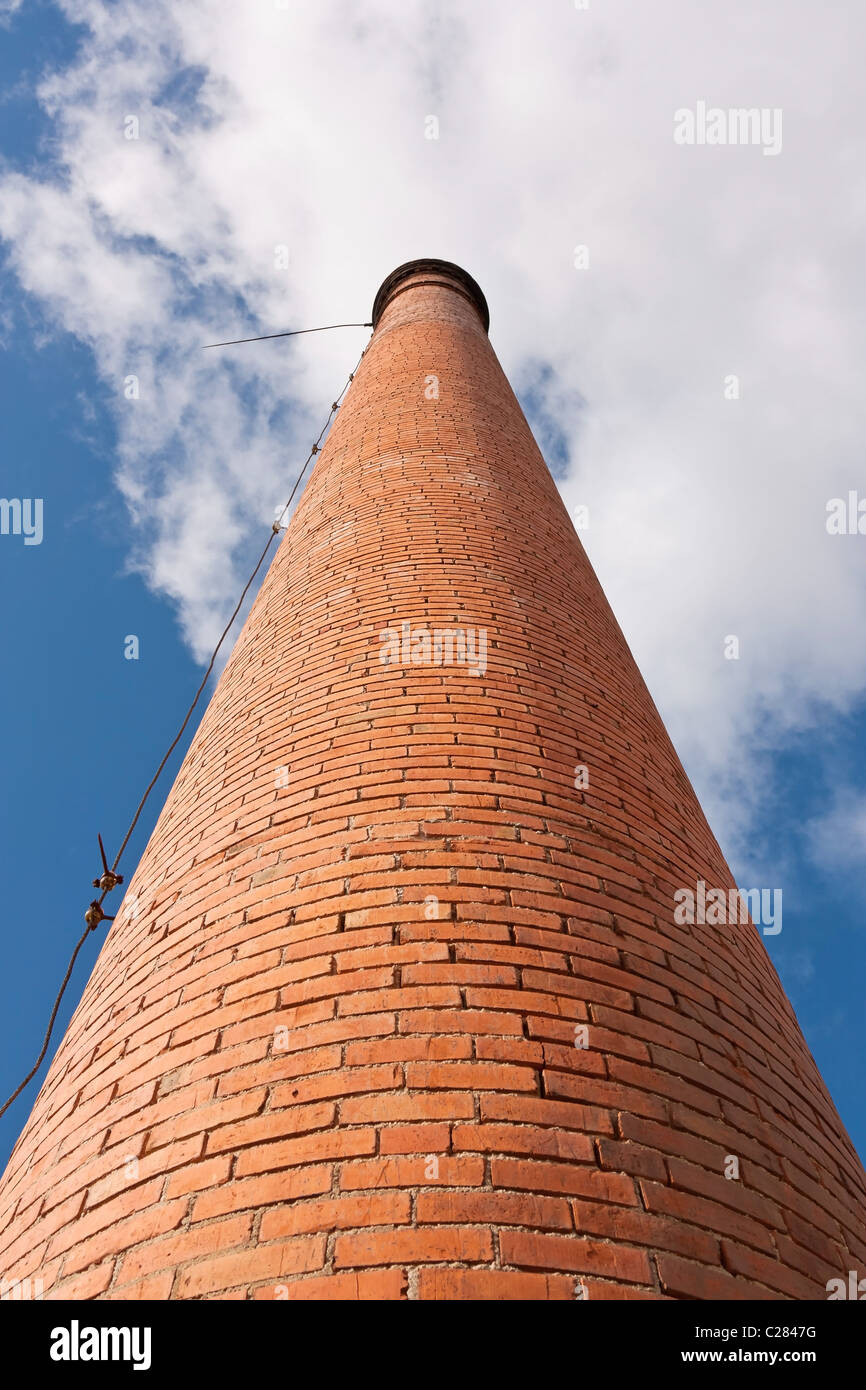 Industriali mattone antico camino senza fumo, sul cielo blu Foto Stock