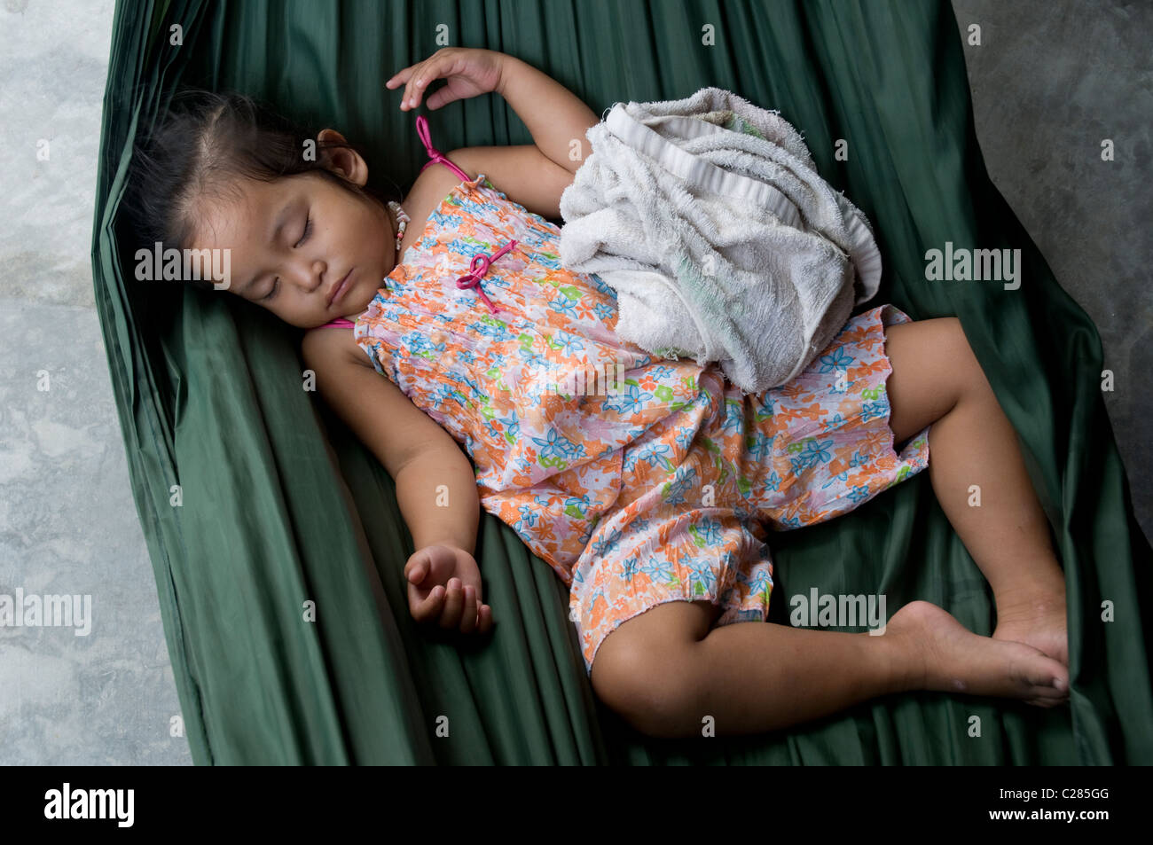Thai bambino addormentato in un'amaca, Koh Lipe, Thailandia Foto Stock