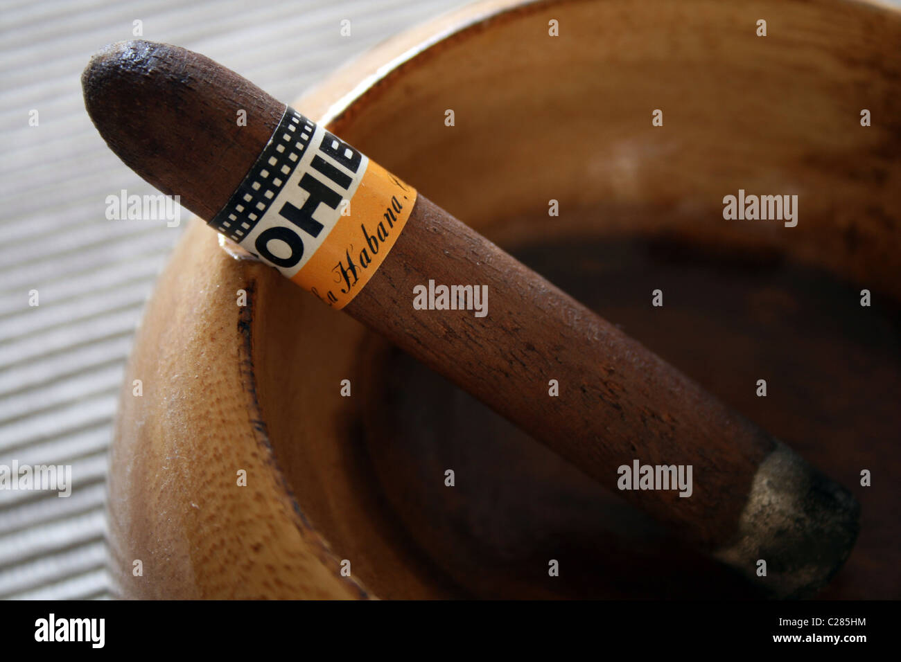 Cohiba sigari cubani in posacenere in legno Foto Stock