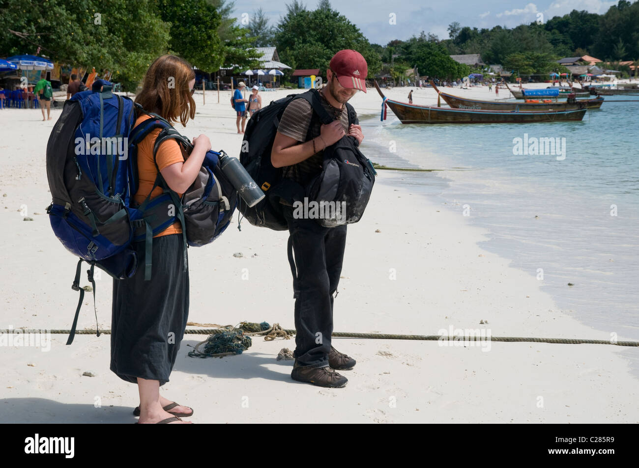 Molto carico per backpackers in piedi sulla spiaggia di Pattaya, Koh Lipe, Thailandia Foto Stock