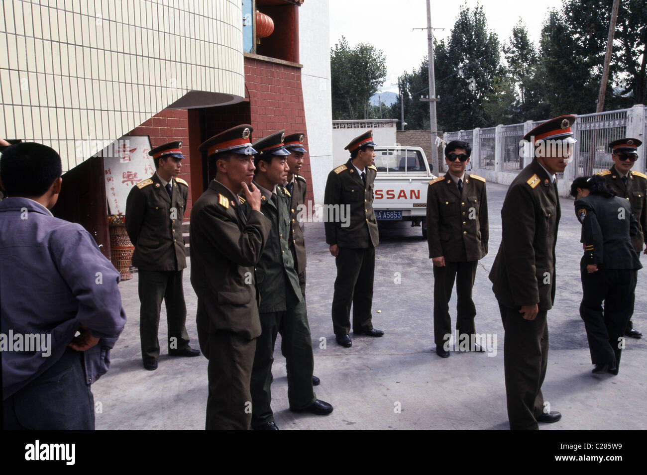 Poliziotti cinesi si raccolgono al di fuori di una stazione sulla periferia di Lhasa, in Tibet. Foto Stock