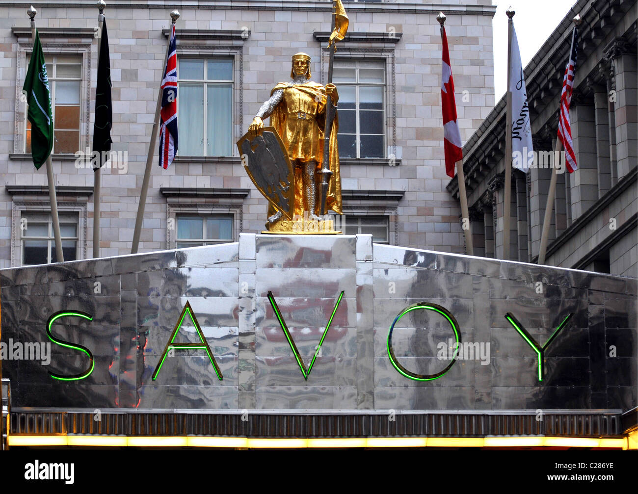 Il Savoy Hotel ingresso, Londra, Gran Bretagna, Regno Unito Foto Stock