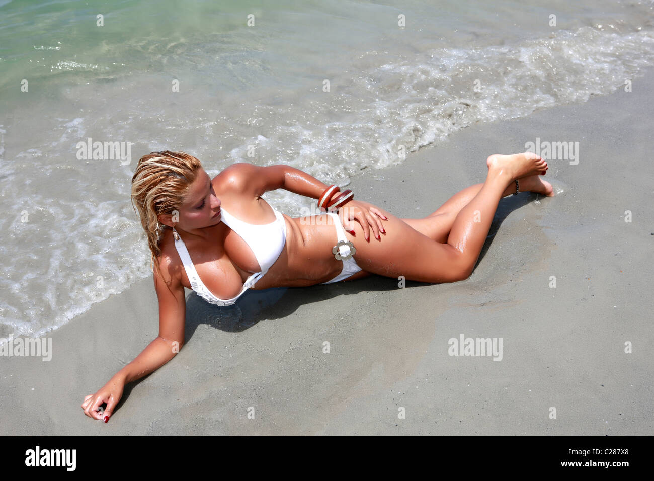 Bella venezuelana sexy modello modellazione su una spiaggia in un bikini  sulla isola di Margarita Foto stock - Alamy