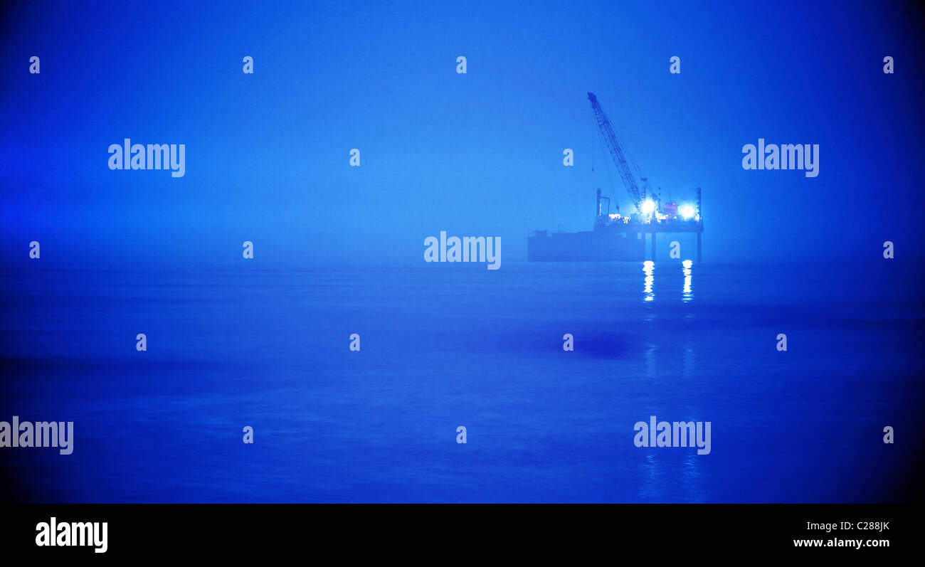 Riparazione Offshore rig nella nebbia Foto Stock